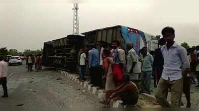 UP Road Accident: డివైడర్‌ను ఢీకొన్న ప్రయివేట్ బస్సు.. 17 మంది దుర్మరణం