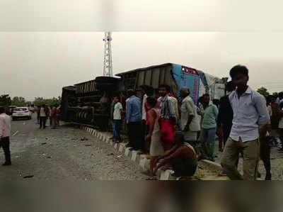 UP Road Accident: డివైడర్‌ను ఢీకొన్న ప్రయివేట్ బస్సు.. 17 మంది దుర్మరణం