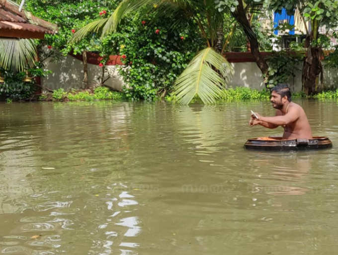 കനത്ത മഴയിൽ ശ്രീകോവിൽ വെള്ളത്തിലായി; ഓട്ടുരുളി &#39;തോണി&#39;യാക്കി പൂജാരി