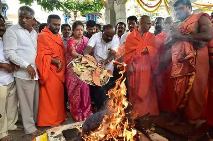 ಆದಿಚುಂಚನಗಿರಿ ಮಠದಲ್ಲಿ ಅಮಾವಾಸ್ಯೆ ಪೂಜೆ ಸಲ್ಲಿಸಿದ ಸಿಎಂ