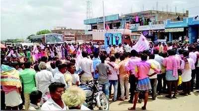 ಉಚಿತ ಬಸ್‌ ಪಾಸ್‌ ನೀಡಲು ಆಗ್ರಹಿಸಿ ಸಂಚಾರ ತಡೆ