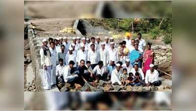 महाराष्ट्र: सरकार से निराश गांववालों ने खुद के पैसों और मेहनत से बनाया पुल
