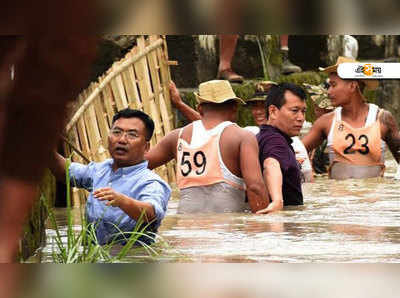 কুর্নিশ! বুক জলে নেমে বন্যা দুর্গতদের পাশে IAS অফিসার