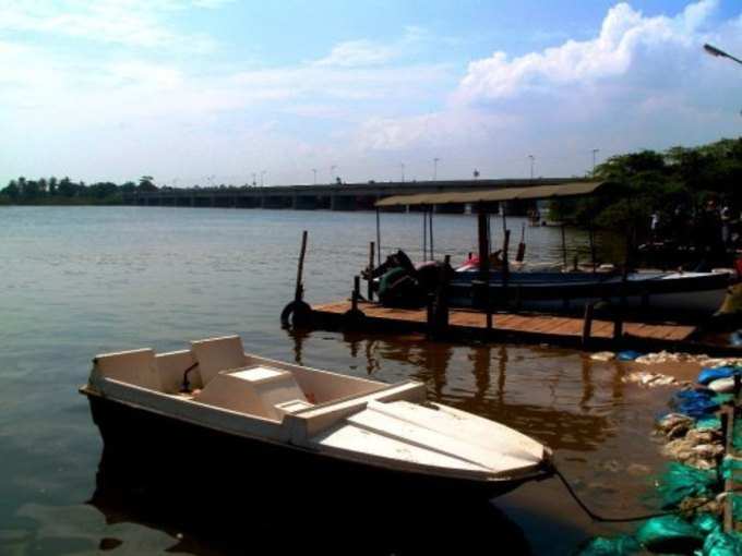 Boats-at-chunnambar-backwaters