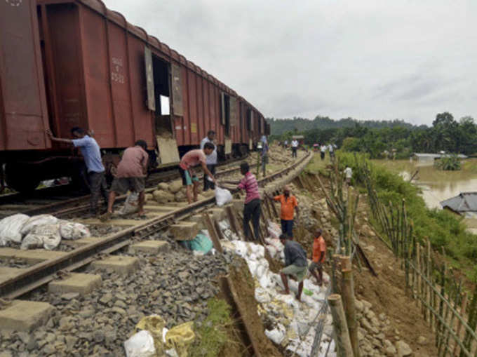 भूस्खलन से रेलमार्ग बाधित