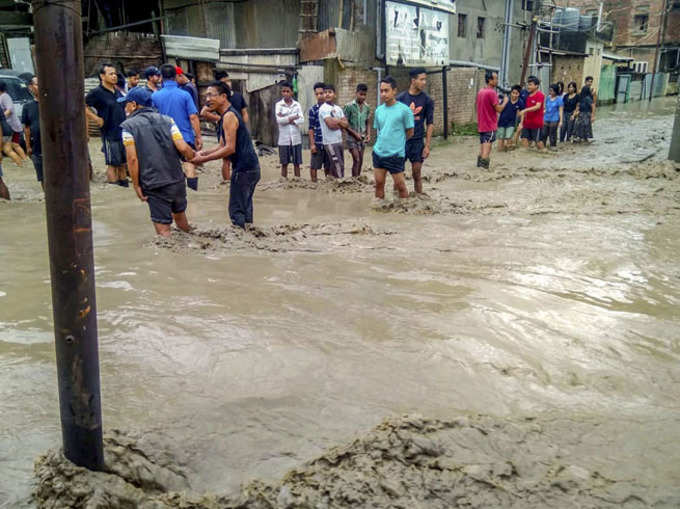 कहर का सामना कर रहे लोग