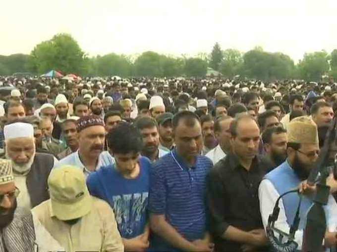 शुजात बुखारी को अंतिम विदाई देती हजारों की भीड़