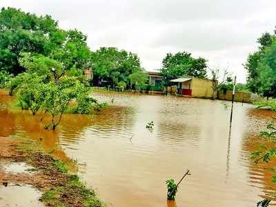 ಜಲಾವೃತಗೊಂಡ ಸರಕಾರಿ ಪ್ರೌಢ ಶಾಲೆ