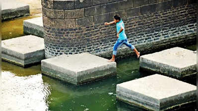 সেলফির নেশায় লকগেটের সামনে, সতর্কতা মানার বালাই নেই ব্যারাজে