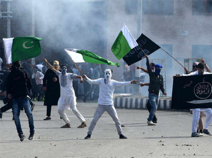 प्रदर्शनकारियों ने श्रीनगर में लहराए पाक के झंडे