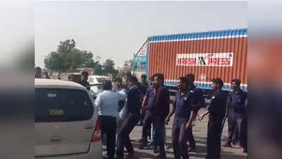 मथुराः टोल प्लाजा पर कर्मचारियों की गुंडई, यात्रियों को दौड़ा-दौड़ाकर पीटा, FIR