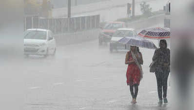 मुंबई: बारिश के बाद जलभराव, पेड़ गिरने से गाड़ियां क्षतिग्रस्त