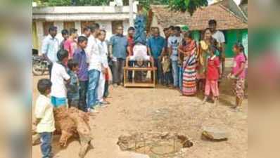 ಉಲ್ಟಾ ನಿಂತು ಪ್ರತಿಭಟನೆ