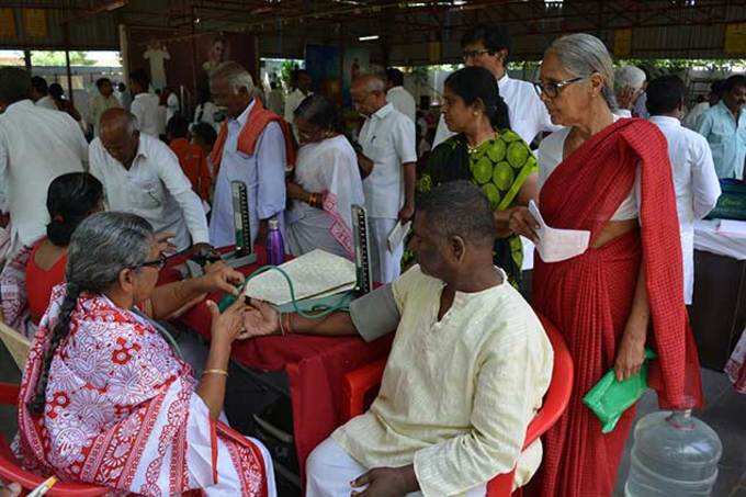 పేదలకు వైద్య సేవలు అందిస్తోన్న సిబ్బంది