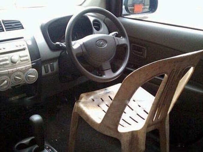 क‍िसी ने सीट ही चुरा ली...