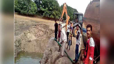 उदयपुरः पानी के लिए तरसते गांव ने पेश की मिसाल, मछलियों के लिए तालाब में भरा पानी