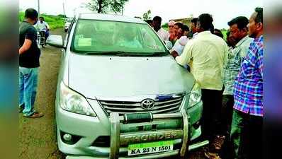 ಶಾಸಕ ಡಿ.ಎಂ. ಐಹೊಳೆ ಕಾರಿಗೆ ಚಿಂಚಲಿ ಪಪಂ ಅಧ್ಯಕ್ಷೆ, ಸದಸ್ಯರ ಮುತ್ತಿಗೆ