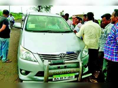 ಶಾಸಕ ಡಿ.ಎಂ. ಐಹೊಳೆ ಕಾರಿಗೆ ಚಿಂಚಲಿ ಪಪಂ ಅಧ್ಯಕ್ಷೆ, ಸದಸ್ಯರ ಮುತ್ತಿಗೆ