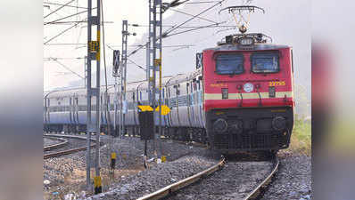 रेलवे: किराया सेकंड एसी का दिया, सफर थर्ड एसी में करना पड़ा