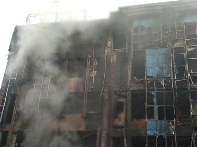 फोटो: होटेल में लगी आग का मंजर