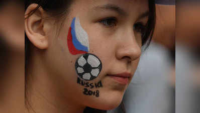 फीफा 2018: रूसी लड़कियों के नंबर लेने में बिजी फैंस, चल रहा कॉम्पिटिशन