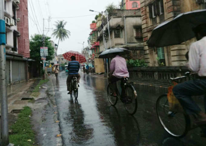 শহরে বৃষ্টি। ছবি: শুভ্রজিত্‍‌ চন্দ্র।