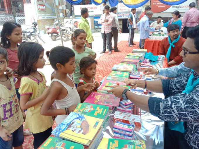 अनोखा भंडारा: गरीबों को बांटी गईं किताबें और दवाइयां