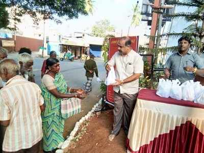 ನಿತ್ಯ 300 ಮಂದಿಗೆ ಉಚಿತವಾಗಿ ತಿಂಡಿ ಹಂಚುವ ಹೋಟೆಲ್‌ ಮಾಲೀಕ