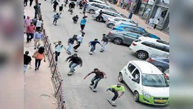 बेंगलुरु की सड़कों पर धमाल मचा रहे हैं स्केटबोर्डर्स
