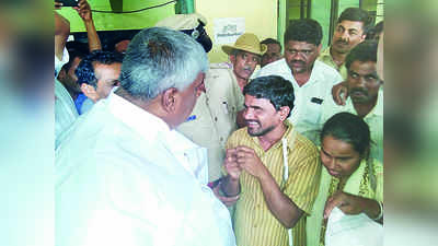 ಹೆಲ್ಪ್‌ ಎಂದ ಜೋಡಿಗೆ ನೋ ಎಂದ ರೇವಣ್ಣ !