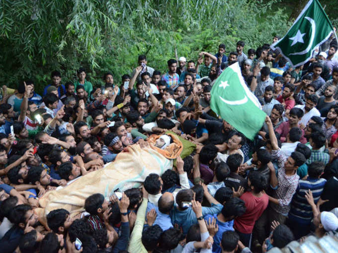 बुरहान वानी के जनाजे में लहराए गए थे पाकिस्तानी झंडे