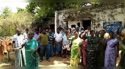 தயவு செய்து, எங்க மருத்துவரை மாற்ற வேண்டாம்; பாசப் போராட்டம் நடத்தும் கிராம மக்கள்!