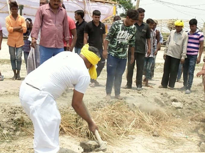 खुद सड़क तैयार करते कैबिनेट मंत्री.