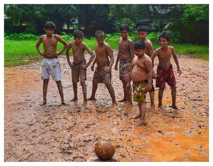 അർജന്‍റീനയുടെ വിജയത്തിനായി കലൂരിൽ മഡ് ഫുട്ബോൾ