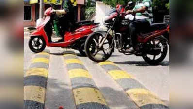 इंदौर: ओवरसाइज स्पीड ब्रेकर, पुलिस ने रोका काम