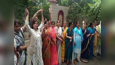 मध्य प्रदेश: मां के आरोप पर बीजेपी ने नेता विपक्ष को घेरा, घर पर प्रदर्शन