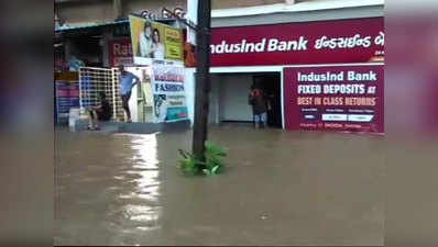 अहमदाबाद और अन्य शहरों में भारी बारिश, घरों में घुसा पानी, कई ट्रेनें प्रभावित