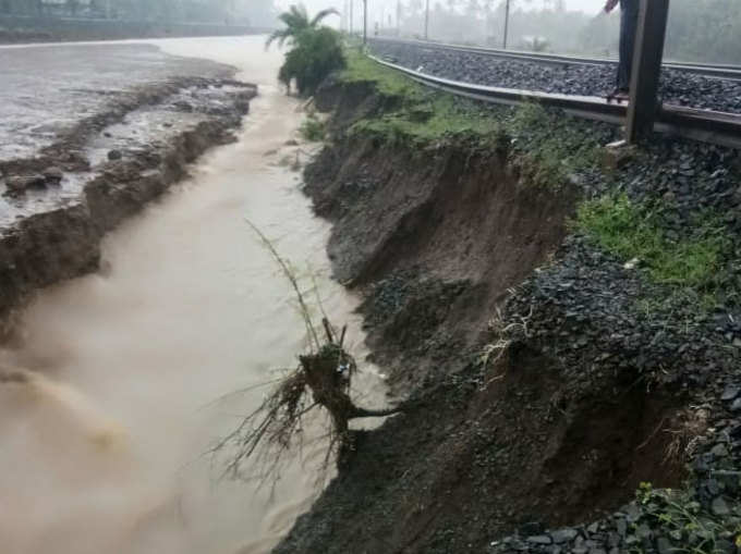 बारिश से रेलवे ट्रैक के किनारे हुआ कटाव