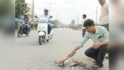 बेंगलुरु: शहर की सड़कों को फिट बनाने के लिए दे रहे गड्ढों को भरने का चैलेंज