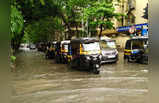 हुई मुंबई पानी-पानी, जमीन धंसी, लोकल ट्रेनें भी प्रभावित