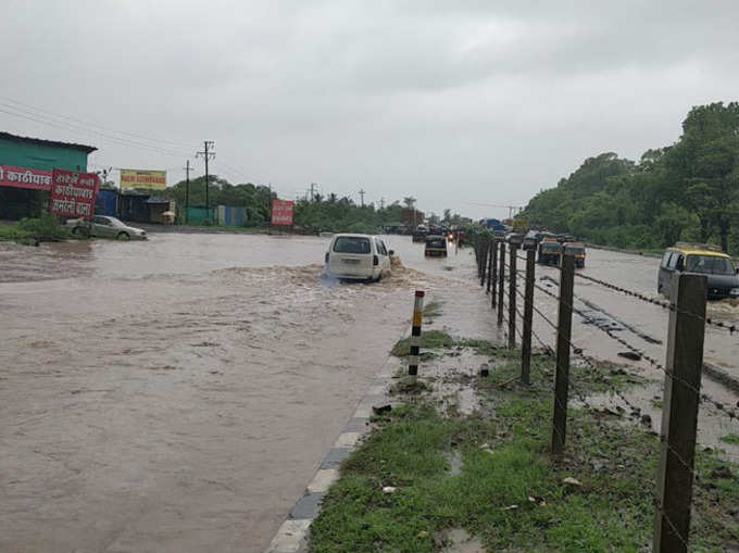 पानी भरने की वजह से लग गई गाड़ियों की लाइन