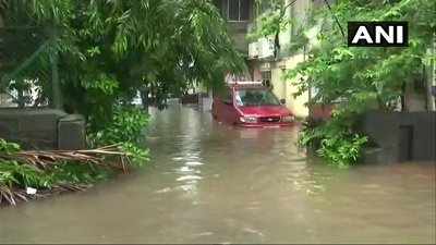 Mumbai Rains: மும்பையின் பல பகுதிகளில் கனமழை: ரயில் போக்குவரத்து பாதிப்பு