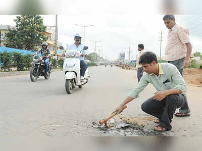 ರಸ್ತೆ ಗುಂಡಿ ಮುಚ್ಚಲು ಯುವಕನ ಚಾಲೆಂಜ್