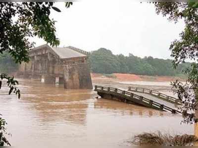 ಫಲ್ಗುಣಿ ನದಿಗೆ ಕುಸಿದು ಬಿದ್ದ ಮೂಲರಪಟ್ನ ಸೇತುವೆ
ಬೀಳುವ ಮುನ್ನ ದಾಟಿದ್ದ ಬಸ್‌ * ಸೊರ್ನಾಡು-ಕುಪ್ಪೆಪದವು ಸಂಪರ್ಕ ಕಡಿತ