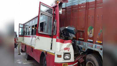 कानपुरः खड़े ट्रक में घुसी रोडवेज बस, 2 की मौत, कई घायल