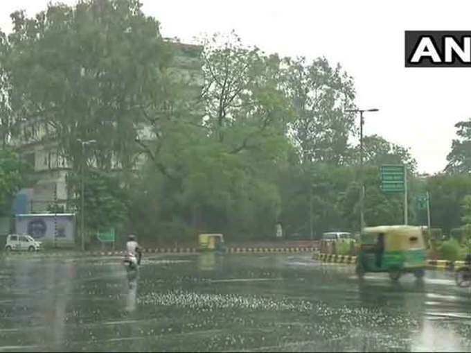बारिश से राजधानी दिल्ली का मौसम हुआ सुहाना