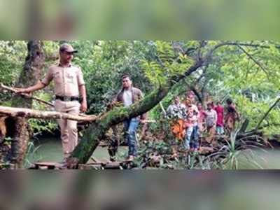 ಹೊಸಾಡು ಮರದ ಸಂಕ ಏರಿಬಂದ ಕುಂದಾಪುರ ಎಸಿ