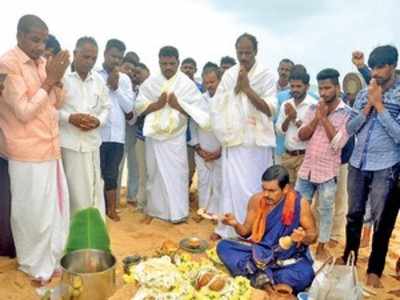 ಮರವಂತೆ: ಮೀನುಗಾರರಿಂದ ಸಮುದ್ರ ಪೂಜೆ