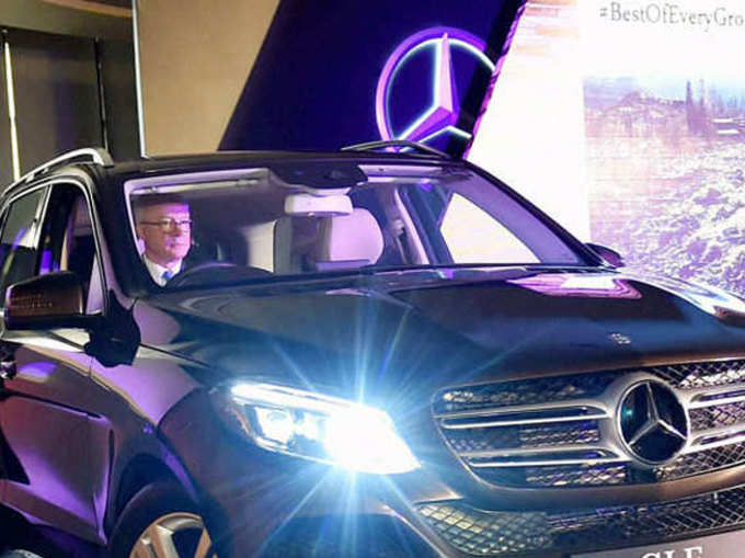 ​Daimler में एक डायरेक्टर थे जो रेसिंग के काफी शौकीन थे