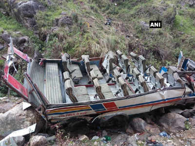 उत्तराखंडमध्ये बस दरीत कोसळून ४७ ठार